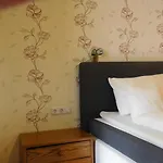 Am Kurmittelhaus 2*