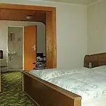 Am Kurmittelhaus 2*