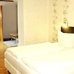 Am Kurmittelhaus 2*