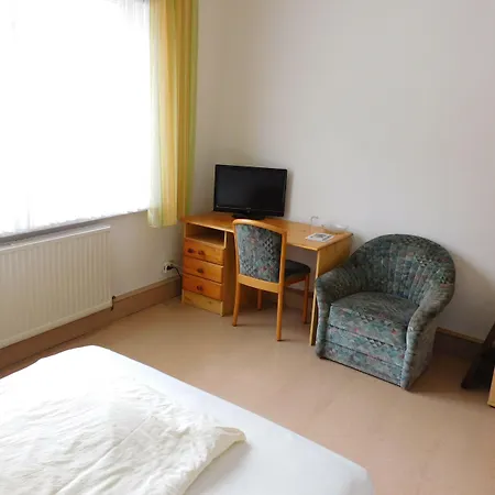 Am Kurmittelhaus 2*
