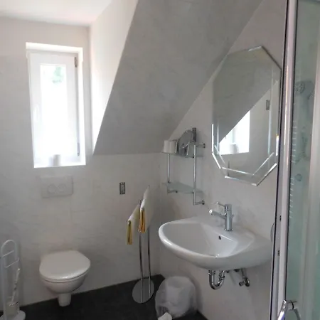 Am Kurmittelhaus 2*