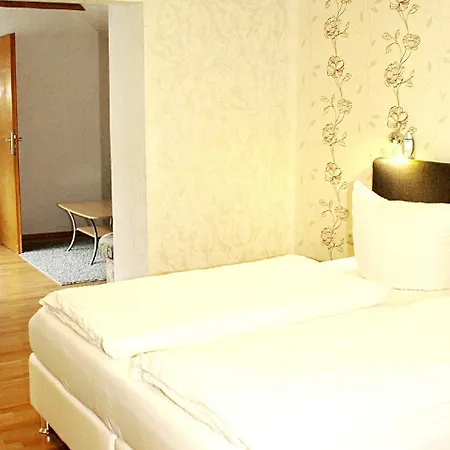 Am Kurmittelhaus 2*