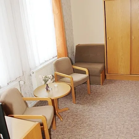 Am Kurmittelhaus 2*