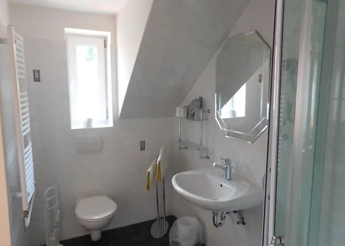 Am Kurmittelhaus 2*